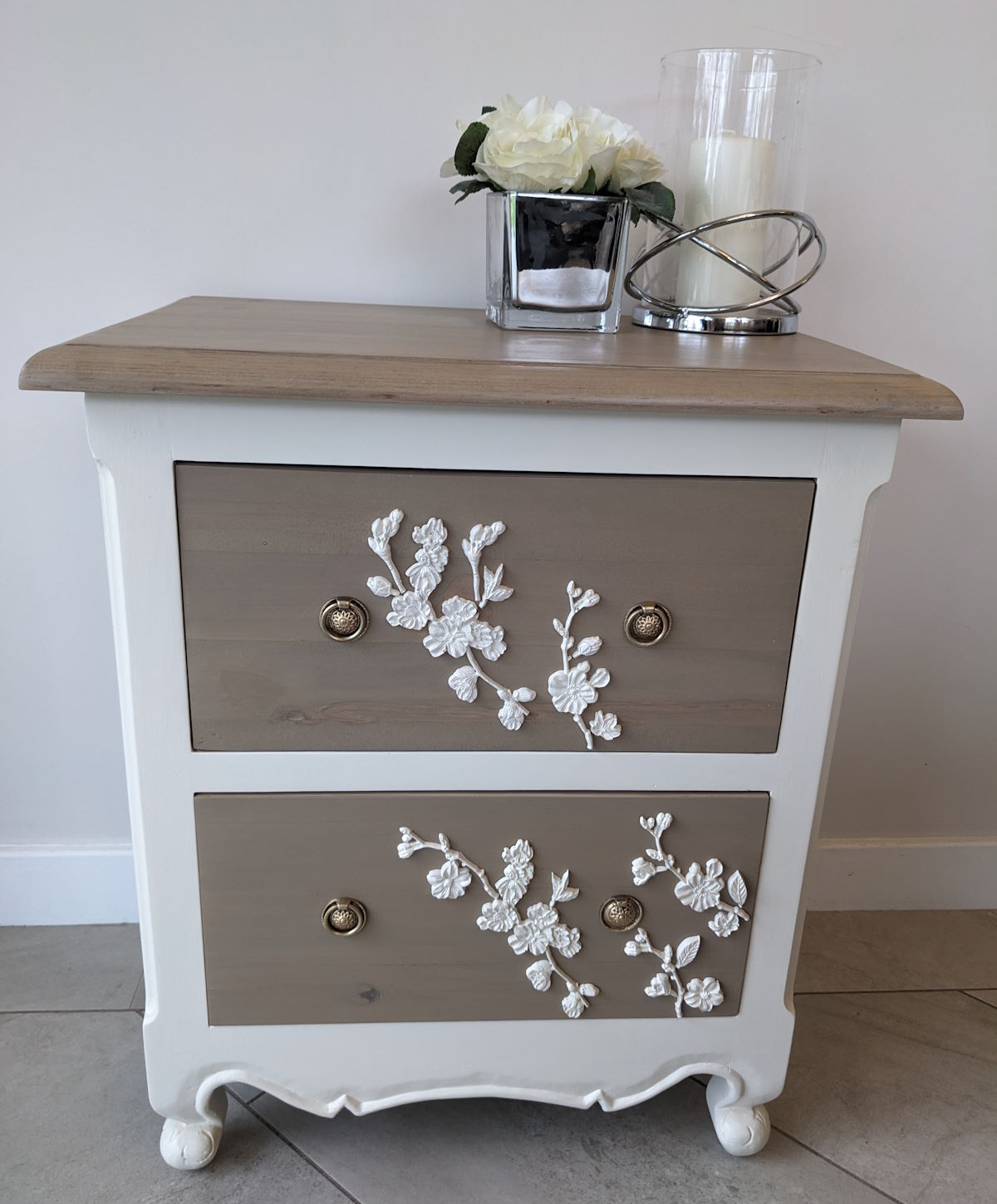 Table reloved and upcycled with Fusion Algonquin and Raw Silk paint with resin flowers